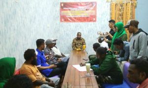 Dominikus Buliba Gebze sedang memberikan keterangan pers kepada sejumlah wartawan – Surya Papua/Yulianus Bwariat