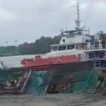 Kapal yang terbalik setelah diseret arus sungai besar – Surya Papua/IST