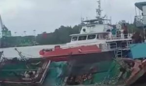 Kapal yang terbalik setelah diseret arus sungai besar – Surya Papua/IST