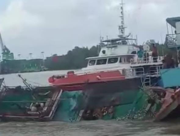 Kapal yang terbalik setelah diseret arus sungai besar – Surya Papua/IST