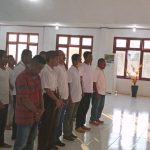 Ketua Flobamora Kabupaten Merauke, Arnoldus Moda sedang mengukuhkan badan pengurus Komunitas Sopir Angkutan Kota Flobamora Merauke – Surya Papua/Frans Kobun
