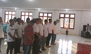 Ketua Flobamora Kabupaten Merauke, Arnoldus Moda sedang mengukuhkan badan pengurus Komunitas Sopir Angkutan Kota Flobamora Merauke – Surya Papua/Frans Kobun