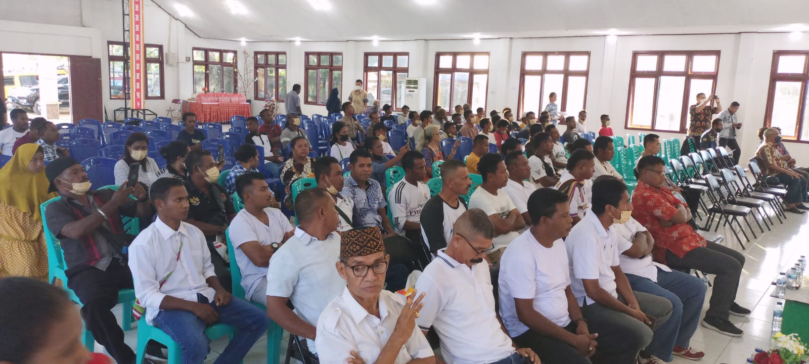 Para  sesepuh Flobamora Merauke bersama para sopir yang hadir dalam pengukuhan – Surya Papua/Frans Kobun