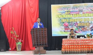 Ketua Flobamora Provinsi Papua, Sulaeman Hamze berikan arahan kepada para sopir – Surya Papua/Frans Kobun