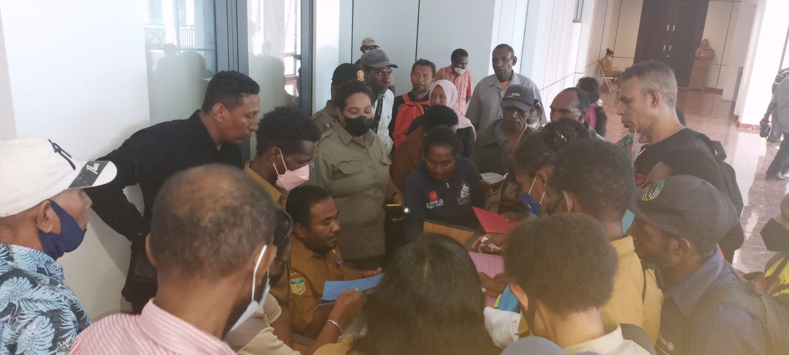 Masyarakat berdesak desakan mendaftar untuk bertemu Bupati Merauke, Romanus Mbaraka – Surya Papua/Frans Kobun