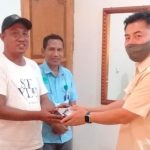 Penyerahan dokumen kependudukan berupa KTP dan lain-lain kepada managemen PT Dongin Prabawa kepada karyawan di Maam, Distrik Ngguti – Surya Papua/IST