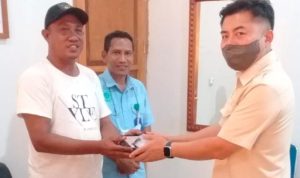 Penyerahan dokumen kependudukan berupa KTP dan lain-lain kepada managemen PT Dongin Prabawa kepada karyawan di Maam, Distrik Ngguti – Surya Papua/IST
