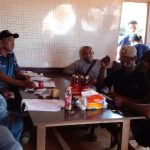 Tim dari Disdukcapil Merauke sedang berkomunikasi dengan beberapa karyawan di Maam, perkebunan kelapa sawit milik PT Donging Prabawa – Surya Papua/IST