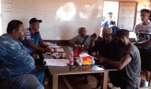 Tim dari Disdukcapil Merauke sedang berkomunikasi dengan beberapa karyawan di Maam, perkebunan kelapa sawit milik PT Donging Prabawa – Surya Papua/IST