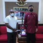 Bupati Merauke, Romanus Mbaraka saat foto bersama dengan Menpan, Tjahyo Kumolo – Surya Papua/Frans Kobun