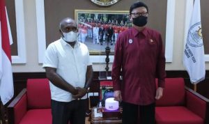 Bupati Merauke, Romanus Mbaraka saat foto bersama dengan Menpan, Tjahyo Kumolo – Surya Papua/Frans Kobun