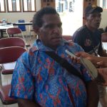 Lukas Samkakai, salah satu ketua marga dari Kampung Boepe sedang diwawancarai – Surya Papua/Frans Kobun