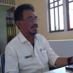 Wakil Ketua II DPRD Merauke, Dominikus Ulukyanan sedang diwawancarai – Surya Papua/Yulianus Bwariat