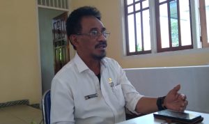 Wakil Ketua II DPRD Merauke, Dominikus Ulukyanan sedang diwawancarai – Surya Papua/Yulianus Bwariat