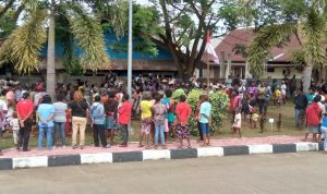 Ratusan warga yang memadati Kantor Bupati Merauke – Surya Papua/Yulianus Bwariat