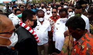 Ketua Komisi II DPR RI, Ahmad Doli Kurnia Tandjung sedang dikalungkan – Surya Papua/Yulianus Bwariat