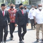 Bupati Merauke, Romanus Mbaraka ketika mendampingi Mendagri, Tito Karnavian – Surya Papua/IST