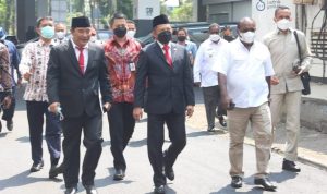 Bupati Merauke, Romanus Mbaraka ketika mendampingi Mendagri, Tito Karnavian – Surya Papua/IST