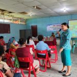 Ketua Tim Penggerak PKK Kabupaten Merauke, Imelda Carolina Mbaraka sedang memberikan motivasi kepada warga agar mengkonsumsi ikan – Surya Papua/Ichal Ukat