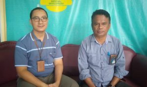 Kepala Unit Pelaksana Pelayanan Pelanggan (UP3) PLN Merauke, Abarar didampingi Manager Bagian Jaringan, Seno Ajin sedang berikan keterangan pers – Surya Papua/Yulianus Bwariat