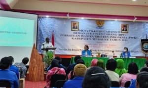 Bupati Merauke, Romanus Mbaraka sedang memberikan sambutan pada kegiatan Muscab IV DPC PWKI Merauke – Surya Papua/Ichal Ukat