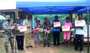 Penyerahan sembako kepada masyarakat di Kampung Kaliki, Distrik Kurik, Kabupaten Merauke – Surya Papua/IST