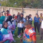 Bupati Merauke, Romanus Mbaraka sedang menyerahkan pakaian senam kepada perwakilan salah satu ibu – Surya Papua/Frans Kobun