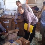 Aparat kepolisian di Polsek Kimaam menunjuk barang bukti dalam kemasana botol vit – Surya Papua/IST