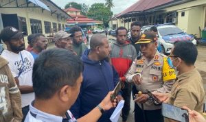 Kapolres Merauke, AKBP Untung Sangaji sedang diwawancarai sejumlah wartawan – Surya Papua/Yulianus Bwariat
