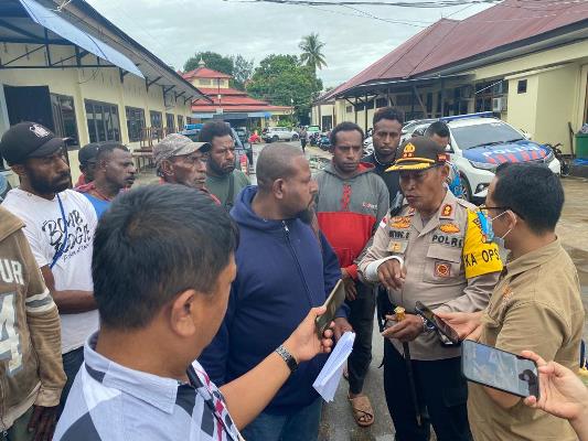 Kapolres Merauke, AKBP Untung Sangaji sedang diwawancarai sejumlah wartawan – Surya Papua/Yulianus Bwariat