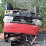 Truk tangki yang terbalik dari arah Sota menuju kota – Surya Papua/IST