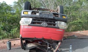 Truk tangki yang terbalik dari arah Sota menuju kota – Surya Papua/IST