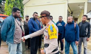 Sejumlah warga yang mengklaim pemilik ulayat mendatangi Polres Merauke – Surya Papua/Yulianus Bwariat
