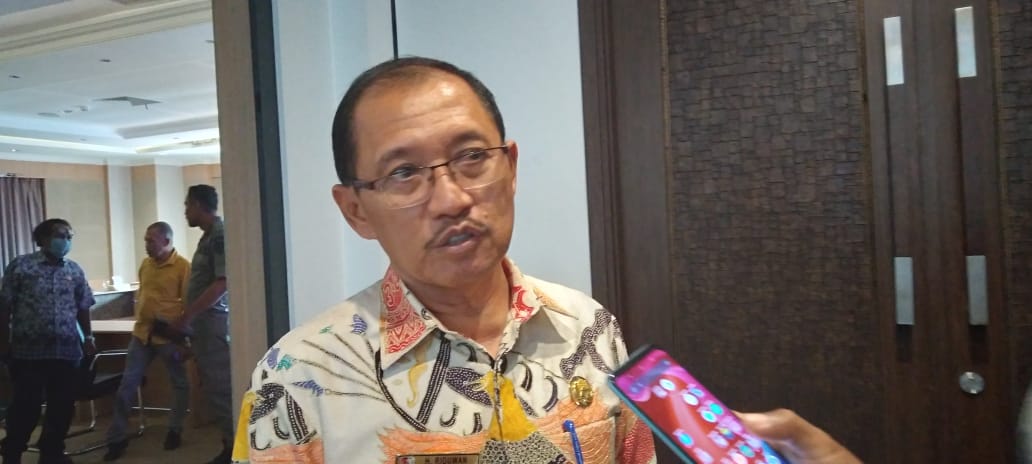 Wakil Bupati Merauke, H. Riduwan berikan keterangan pers kepada sejumlah wartawan – Surya Papua/Yulianus Bwariat