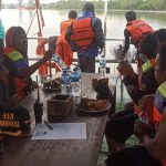 Para ABK bersama nahkoda saat sedang dilakukan evakuasi oleh Tim SAR Merauke – Surya Papua/IST