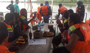 Para ABK bersama nahkoda saat sedang dilakukan evakuasi oleh Tim SAR Merauke – Surya Papua/IST