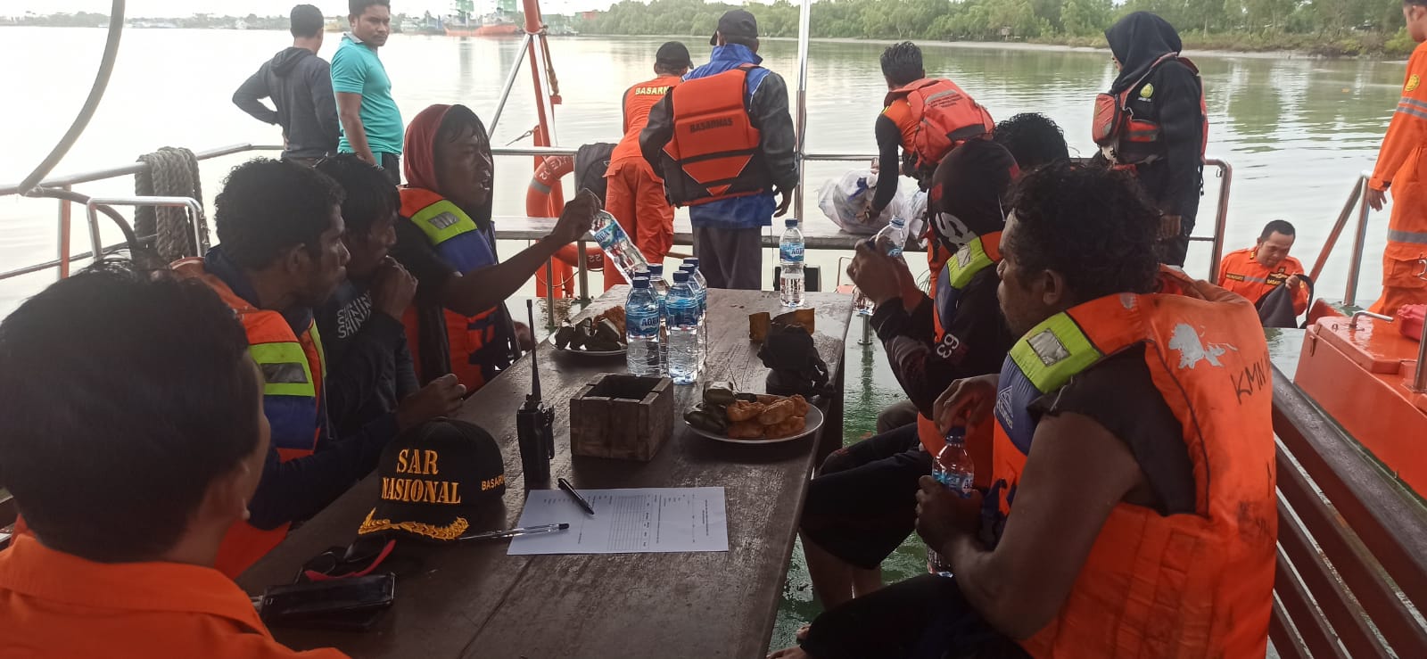 Para ABK bersama nahkoda saat sedang dilakukan evakuasi oleh Tim SAR Merauke – Surya Papua/IST