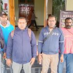 Pemilik ulayat tanah di SP-9 sedang berikan keterangan pers kepada sejumlah wartawan – Surya Papua/Yulianus Bwariat
