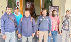 Pemilik ulayat tanah di SP-9 sedang berikan keterangan pers kepada sejumlah wartawan – Surya Papua/Yulianus Bwariat