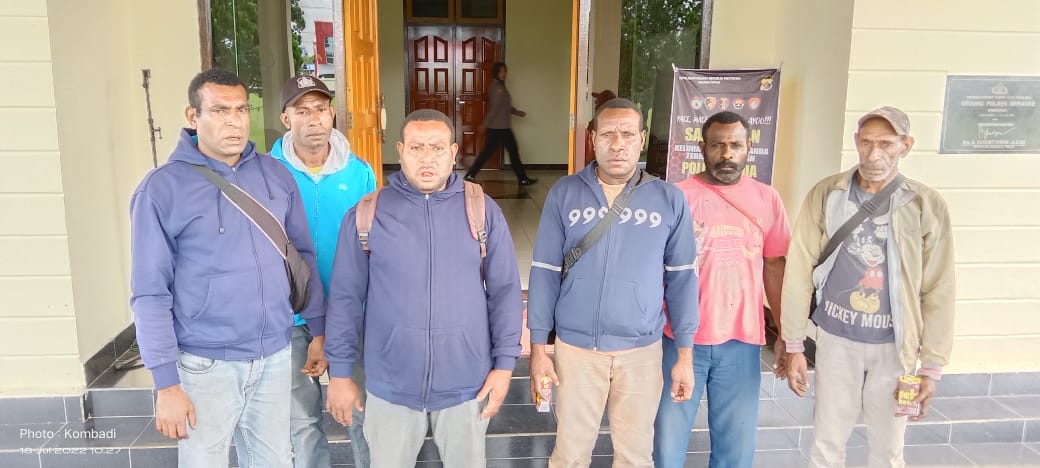 Pemilik ulayat tanah di SP-9 sedang berikan keterangan pers kepada sejumlah wartawan – Surya Papua/Yulianus Bwariat