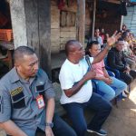 Bupati Merauke, Romanus Mbaraka sedang berdialog dengan masyarakat Asmat – Surya Papua/Frans Kobun