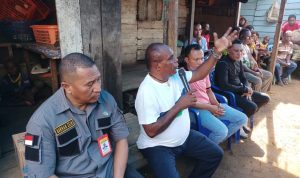 Bupati Merauke, Romanus Mbaraka sedang berdialog dengan masyarakat Asmat – Surya Papua/Frans Kobun