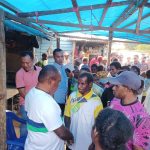 Warga sedang bersalaman dengan Bupati Merauke, Romanus Mbaraka – Surya Papua/Frans Kobun