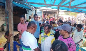 Warga sedang bersalaman dengan Bupati Merauke, Romanus Mbaraka – Surya Papua/Frans Kobun