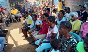 Sejumlah mama Papua sedang serius mendengarkan arahan Bupati Merauke, Romanus Mbaraka – Surya Papua/Frans Kobun