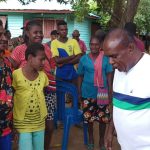 Salah seorang mama Papua sedang berdialog bersama Bupati Merauke, Romanus Mbaraka – Surya Papua/Frans Kobun