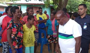 Salah seorang mama Papua sedang berdialog bersama Bupati Merauke, Romanus Mbaraka – Surya Papua/Frans Kobun