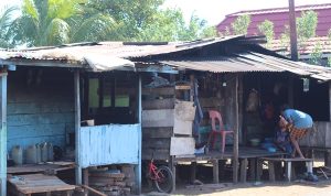 Perumahan masyarakat di Jalan Onggatmit yang tidak layak huni – Surya Papua/Frans Kobun