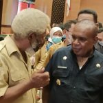 Bupati Merauke, Romanus Mbaraka sedang berdiskusi dengan salah seorang ASN usai pertemuan tadi pagi – Surya Papua/Frans Kobun