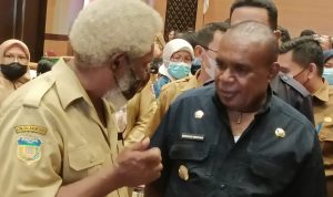 Bupati Merauke, Romanus Mbaraka sedang berdiskusi dengan salah seorang ASN usai pertemuan tadi pagi – Surya Papua/Frans Kobun